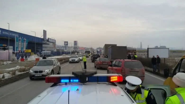 Accident în lanţ în Iaşi. Patru maşini, implicate. Două persoane au fost rănite