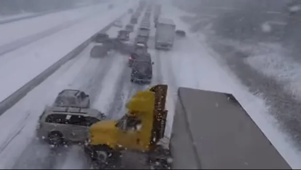 Imagini incredibile. Accident groznic: 100 de MAȘINI implicate