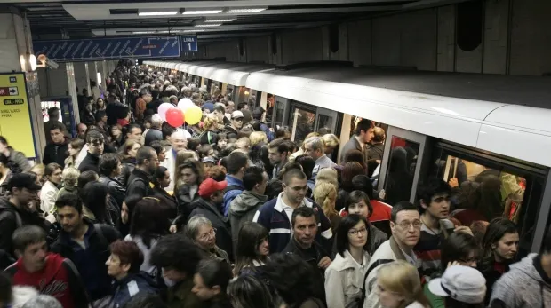 Probleme din nou la metrou! Circulația pe Magistrala 2 s-a desfăşurat cu dificultate