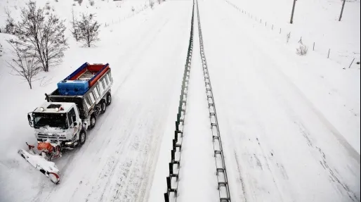Autocar cu cetățeni bulgari, oprit de autorităţi la ieșirea din Bucureşti, pe autostrada A2