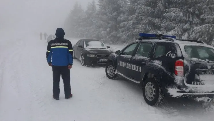 Un autocar cu zeci de copii a rămas blocat în Semenic
