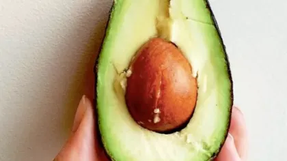 Cum poţi scăpa de celulită folosind un sâmbure de avocado