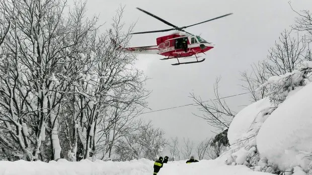 O româncă și cei doi copii ai săi, dispăruți în avalanșa din Italia