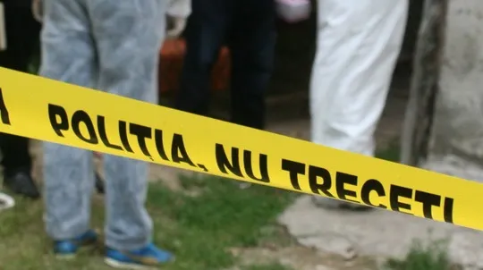 Crimă oribilă! Un bărbat și-a înjunghiat iubita cu care are doi copii
