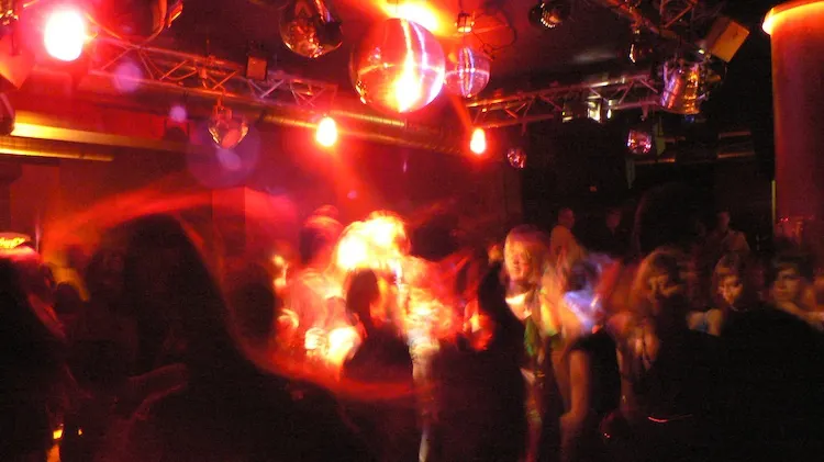 A întâlnit două fete în club şi a mers cu ele acasă. Ce s-a petrecut acolo l-a lăsat traumatizat