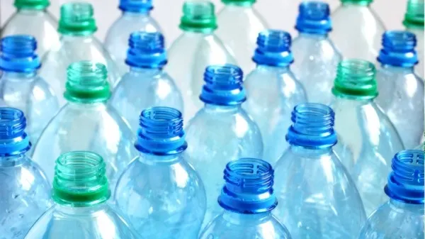 Ce bacterii se găsesc în sticlele de plastic? Nu o să le mai refoloseşti niciodată!