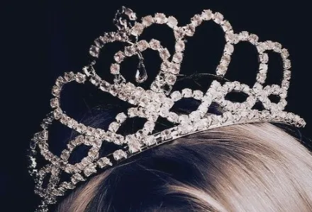 3 zodii de femei desprinse din poveşti. Trebuie tratate ca nişte prinţese