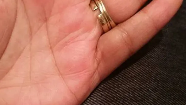 Femeia aceasta are două verighete întregi şi una ruptă! Explicaţia te va lăsa fără cuvinte