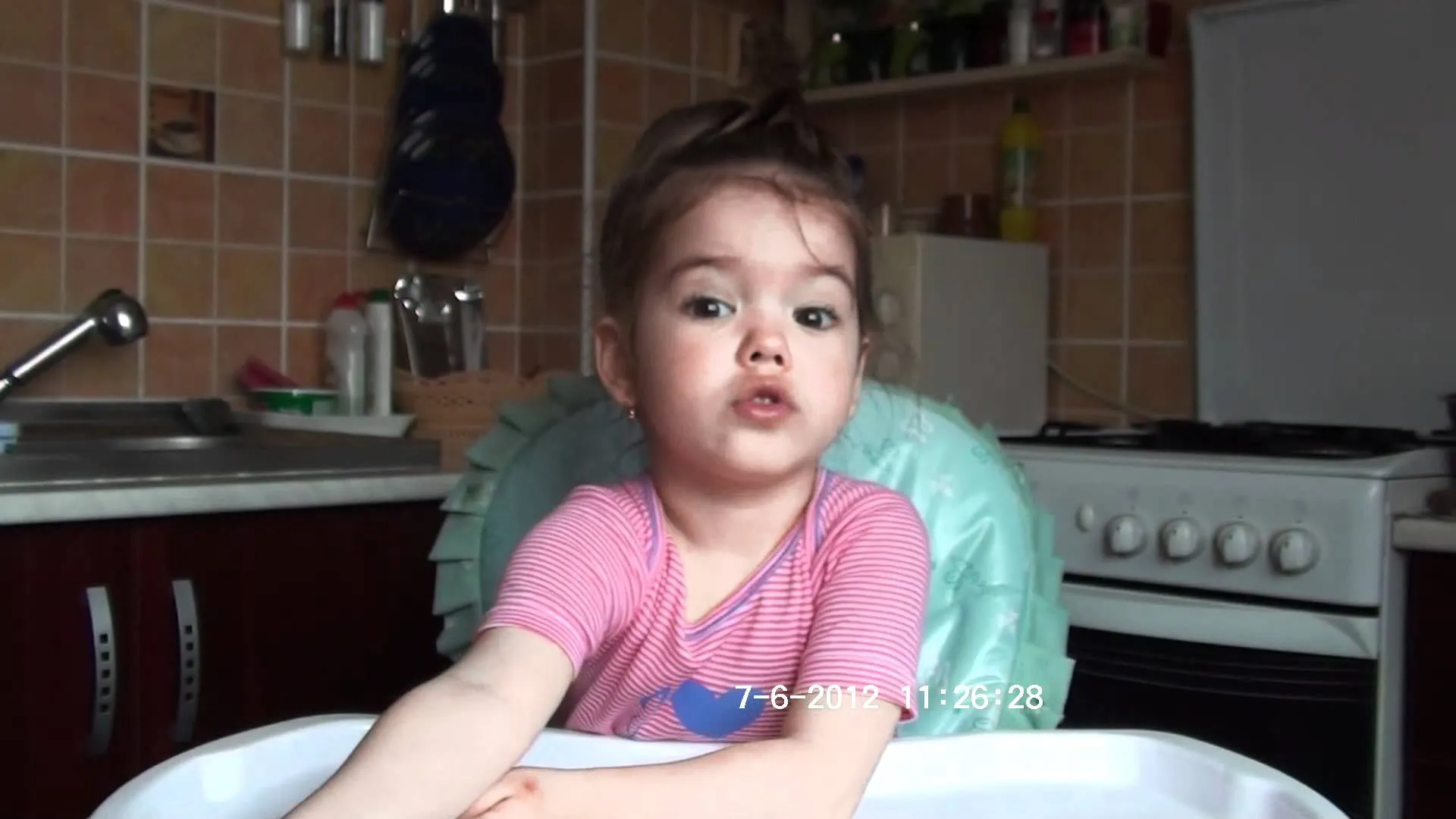 Îţi mai aminteşti de fetiţa care recita perfect Luceafărul la 2 ani şi 10 luni? Iată cum arată acum