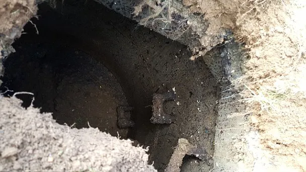 Au găsit un tunel sub pământul din curtea casei. "Am coborât pe trepte și nu mi-a venit să cred"
