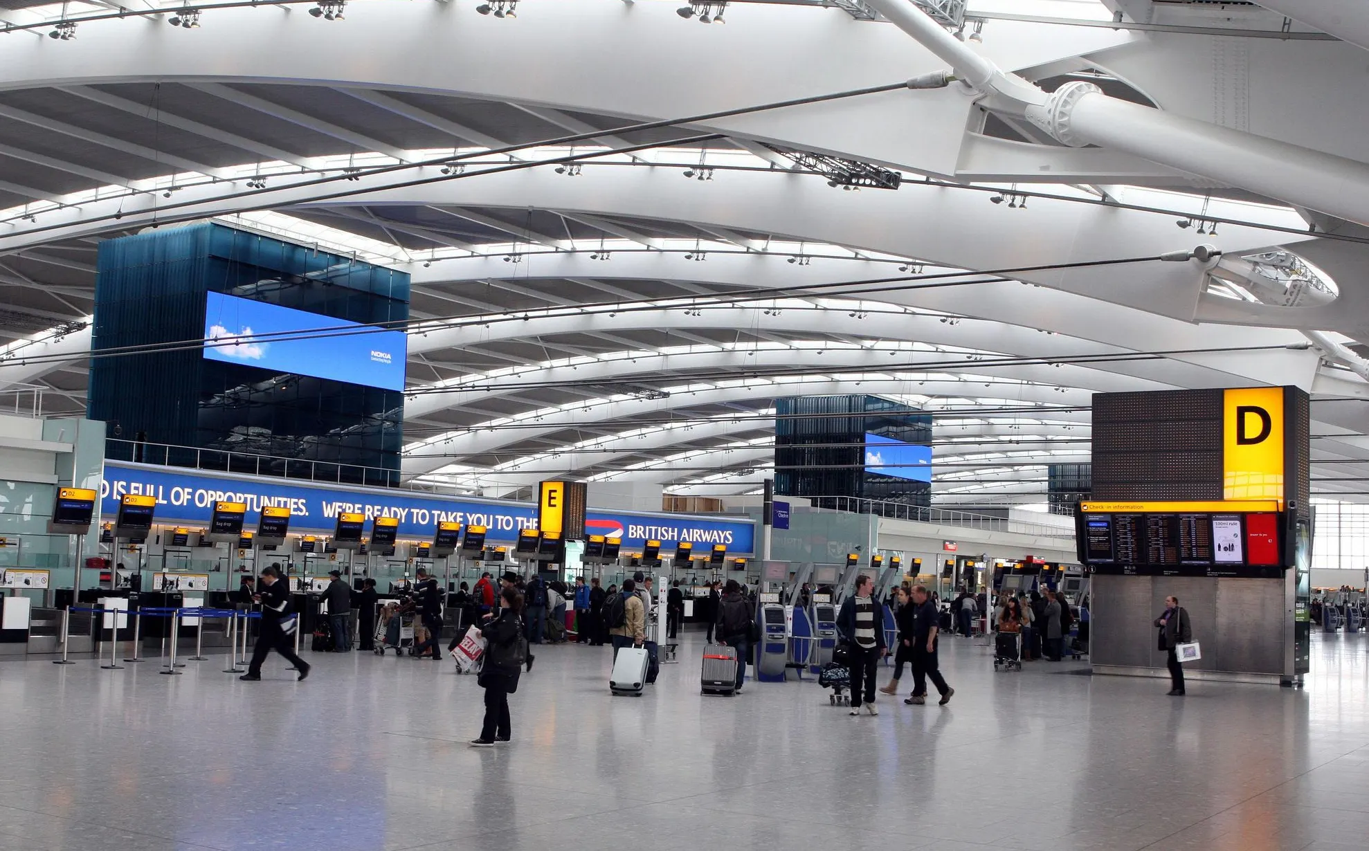 Alertă în Londra! Aeroportul Heathrow anulează 100 de zboruri din cauza vremii