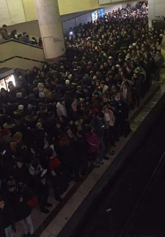 HAOS LA METROU, miercuri dimineaţă. Imagini fabuloase cu staţiile supraaglomerate
