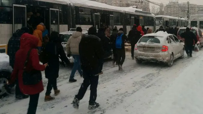 Imaginile haosului din Bucureștiul înzăpezit o contrazic pe Gabriela Firea - FOTO și VIDEO