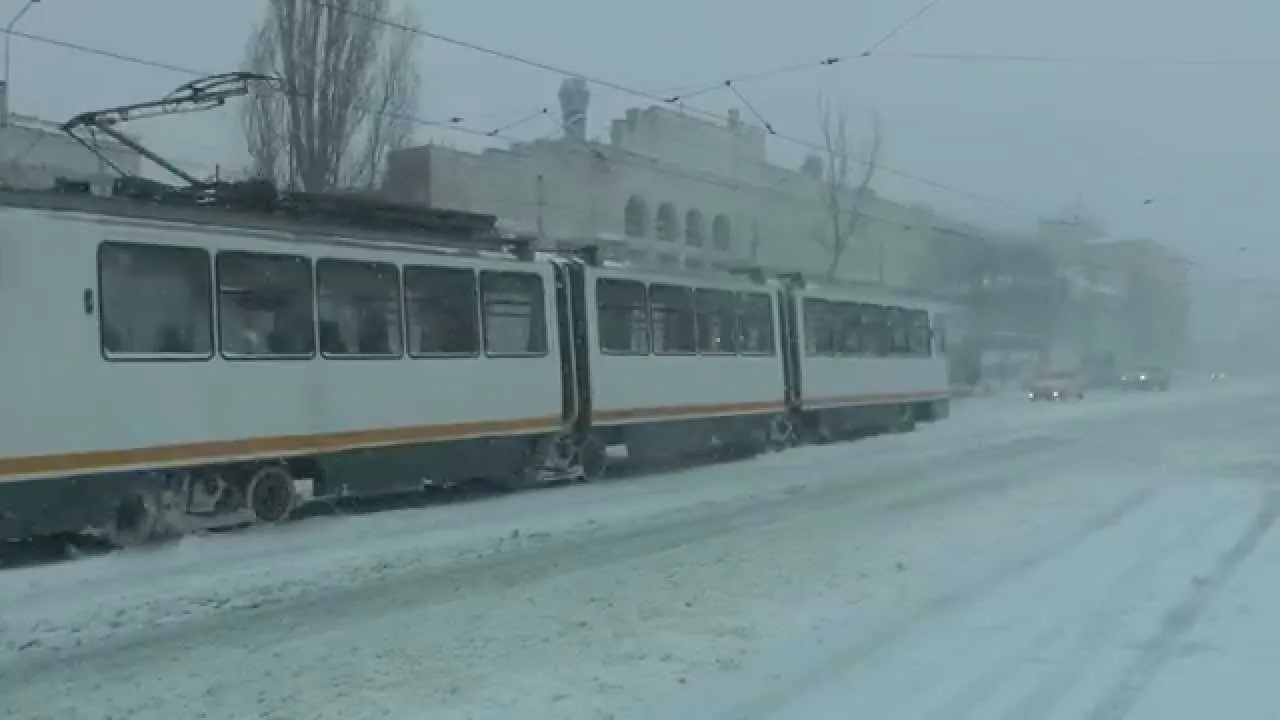 Tramvaiul 32, blocat la primele ore ale diminineţii: O garnitură a deraiat