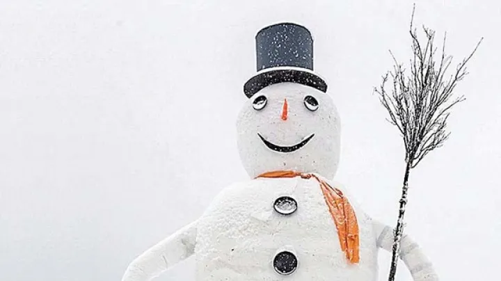 Om de zăpadă URIAŞ, inspirat de Olaf din Frozen. Cine a făcut gigantul de 10 tone