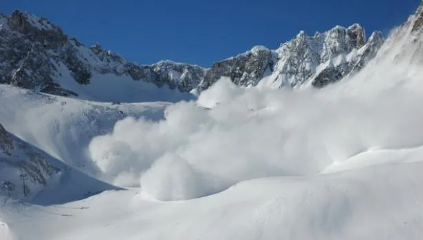Meteorologii avertizează! Risc mare de producere de avalanșe în masivele Bucegi și Făgăraș