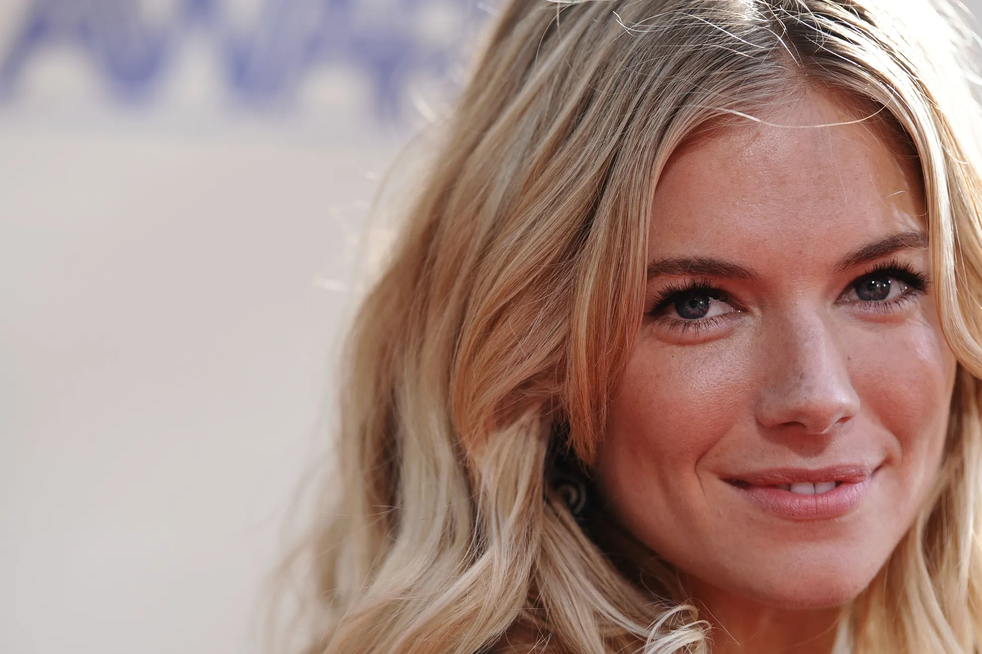 Sienna Miller nu recunoaşte că ar fi plâns după scenele de amor filmate pentru "Live By Night"