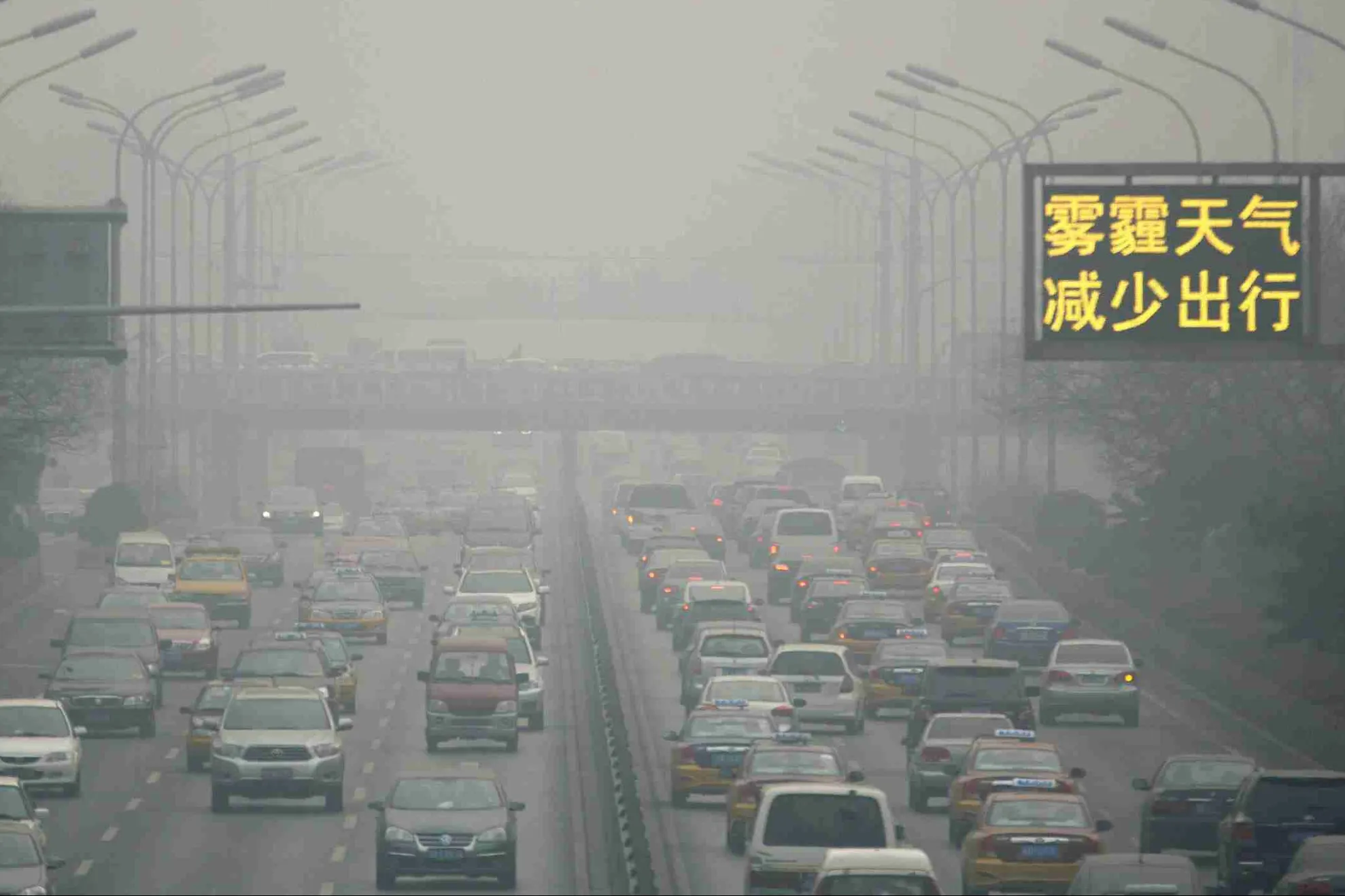 Alertă de poluare în China: Beijingul şi alte oraşe din nordul şi centrul ţării, acoperite de smog