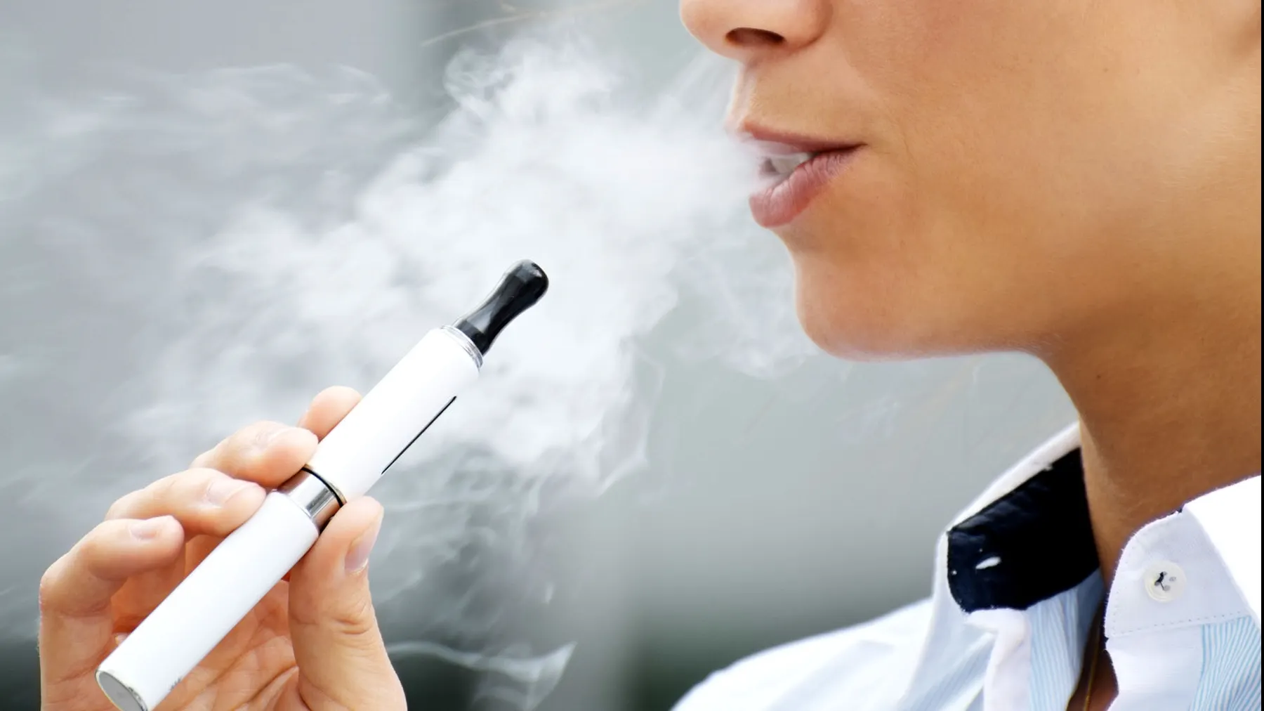 Alarmant. Ce pot păți adolescenții care fumează țigări electronice