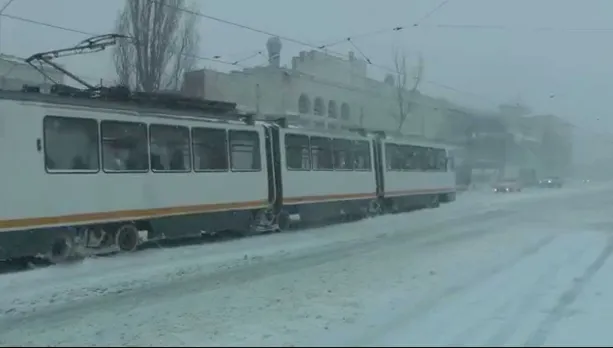 O parte din zidul fostei fabrici de bere Rahova s-a prăbuşit. RATB a deviat mai multe linii