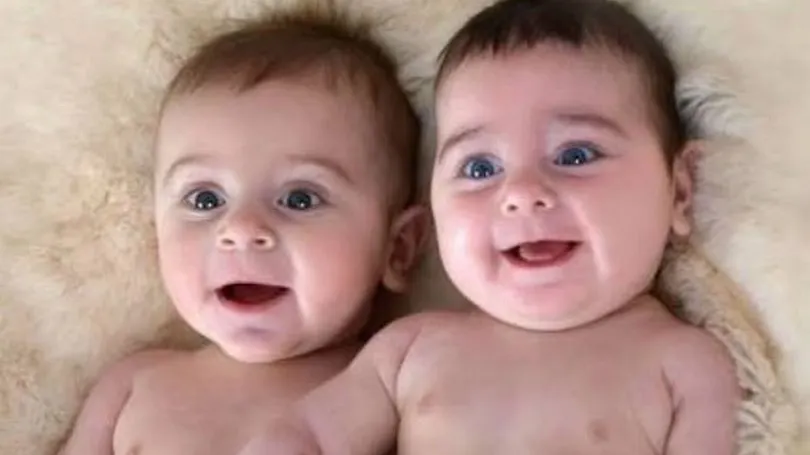 Mama acestor gemeni nu va uita niciodată acea zi. A făcut o DESCOPERIRE ŞOC: Zăceau fără suflare