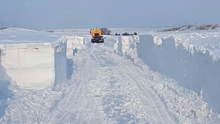 Zăpadă de aproape 2 metri în Republica Moldova. Cum se deszăpezesc drumurile