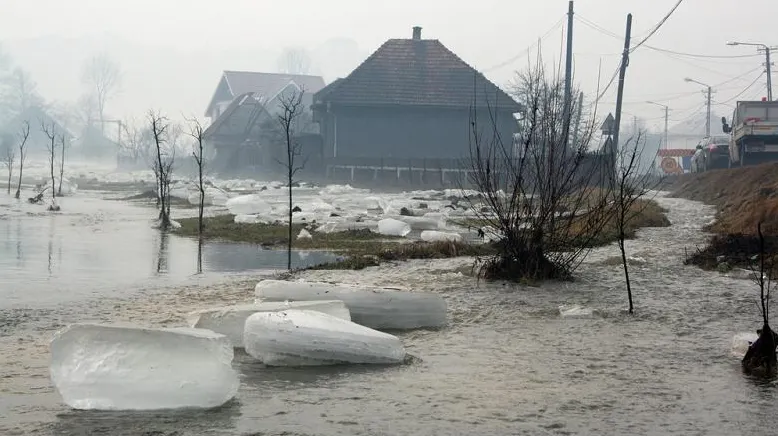 Pod rupt de apele furioase în România. Trafic închis