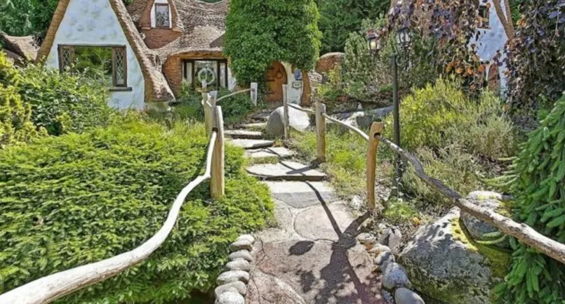 Pare o casă desenată? Este reală. Parcă e desprinsă din BASME. Cum arată locuinţa visurilor copiilor