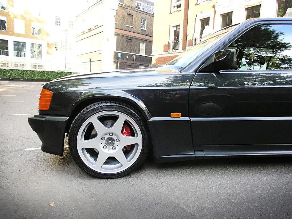 Vinde un Mercedes din 1989 cu 40.000 €. Ce are atât de special această maşină. Cum a restaurat-o