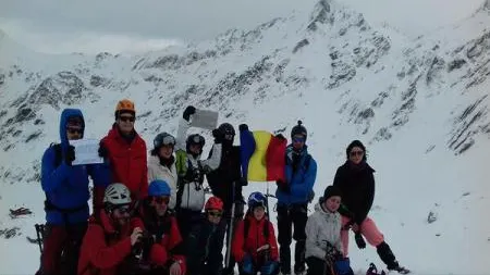 Primul alpinist român care a ajuns pe Everest a protestat în vârf de munte