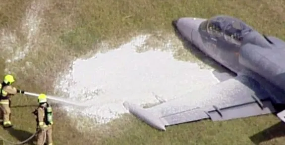 Un avion de mici dimensiuni s-a prăbușit și a luat foc în această dimineață