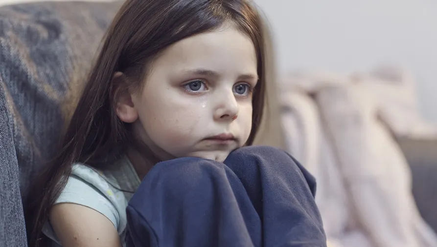 Mai mulţi bărbaţi au violat o fetiţă de 11 ani. Totul a fost plănuit de tatăl acesteia