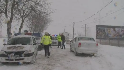 Accident rutier în Capitală, din cauza ninsorii. Traficul este îngreunat