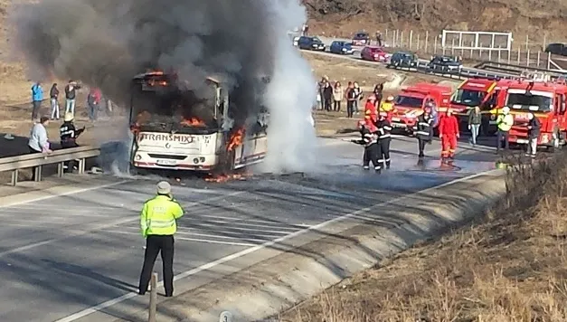 Autobuz cu pasageri, ÎN FLĂCĂRI. Traficul, blocat pe DN 14, timp de o oră - GALERIE FOTO