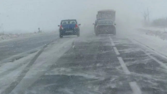 Atenție, șoferi! Pericol de accidente pe A2 și pe mai multe drumuri naționale din cauza zăpezii