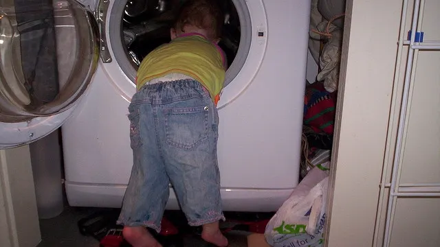 Gemeni de trei ani, găsiţi morţi în maşina de spălat. Mama era plecată după detergent