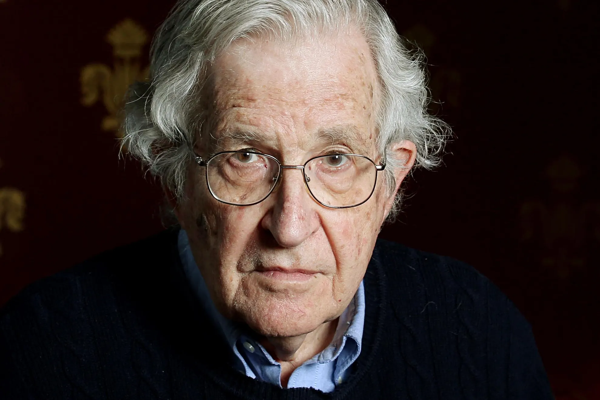 10 strategii de diversiune: Aşa ne manipulează politicienii! Decalogul lui Chomsky se aplică şi acum