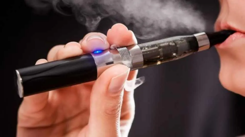 Pericolele ascunse ale ţigarilor electronice. Pot provoca o boală fatală!