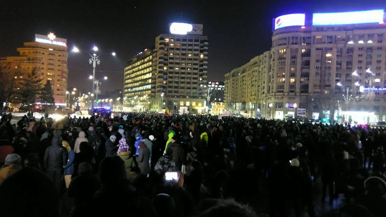 A 20-a zi de proteste în Piața Victoriei. Oamenii au scandat în ploaie "DNA să vină să vă ia!"