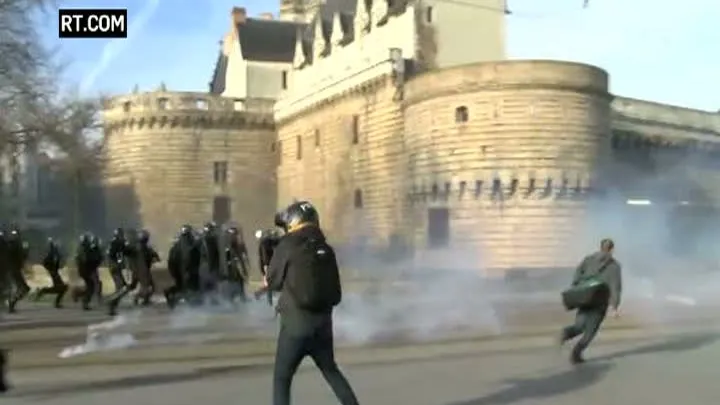 Violenţe în Franţa - susţinătorii lui Marine Le Pen, atacaţi