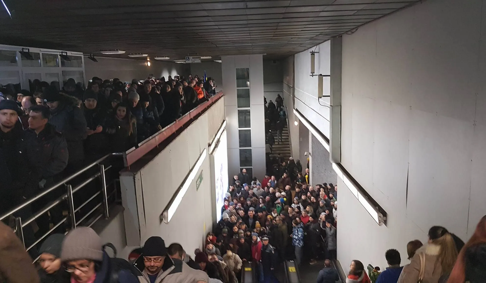 Aglomeraţie mare la metrou. Anunţul de ultimă oră al METROREX!