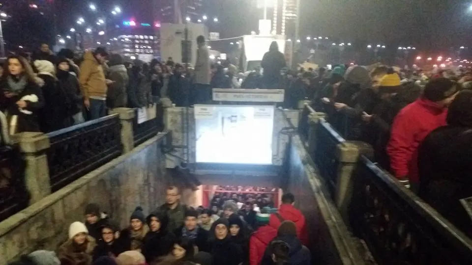 Metroul nu mai opreşte la Piaţa Victoriei şi Aviatorilor. Decizia METROREX a înfuriat oamenii