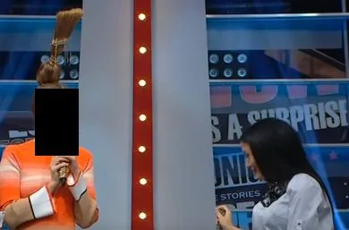 Apariţie şoc la tv. O vedetă a purtat mătura în păr
