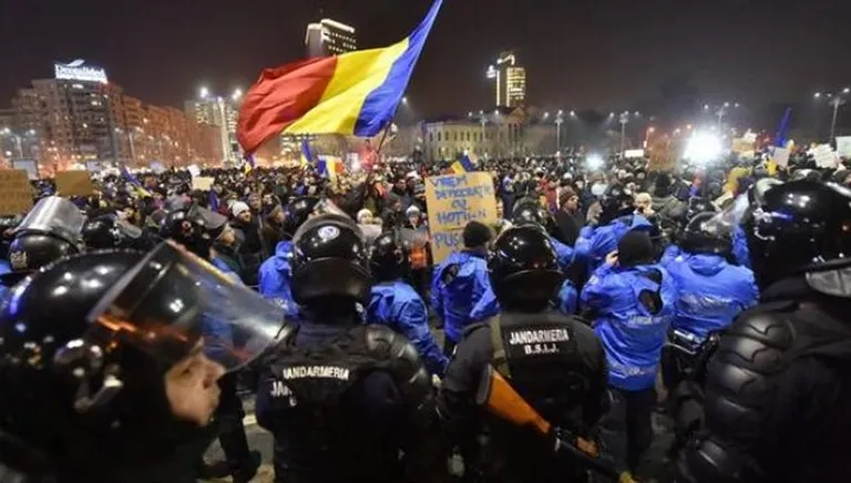 Scenă incredibilă la protest. Jandarm sub acoperire, bătut de forțele de ordine "Sunt maior!"