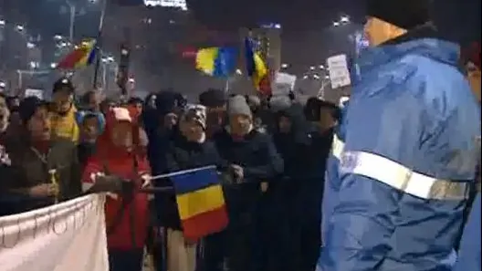 Imagini inedite de la proteste. Manifestanții i-au cântat "La mulți ani!" unui jandarm