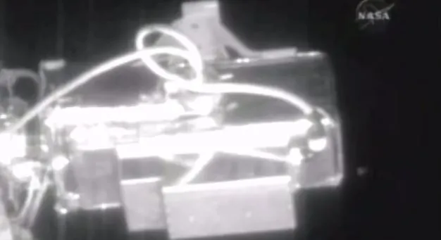 Un film live al NASA din Spațiu se întrerupe brusc când în imagine apar obiecte ciudate. Cum arată
