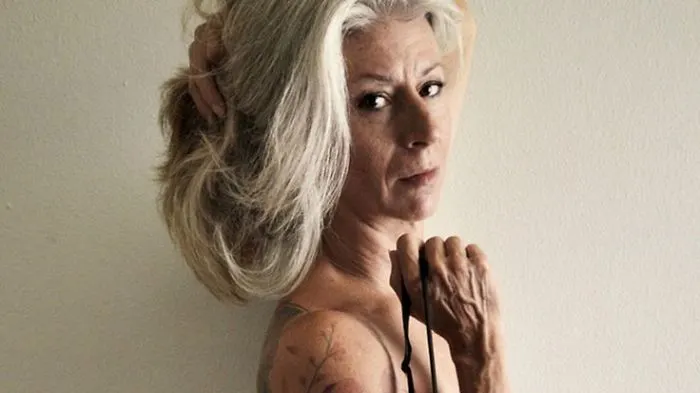 A pozat nud la 56 de ani. Corpul ei acoperit de tatuaje arată demenţial!