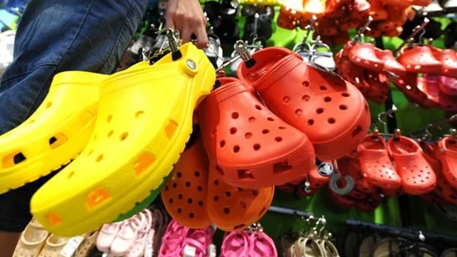 Porţi astfel de papuci de plastic? După ce vei citi asta îi vei arunca imediat
