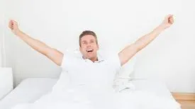 Psihologii ne spun să facem acest lucru înainte să ne dăm jos din pat. Află de ce