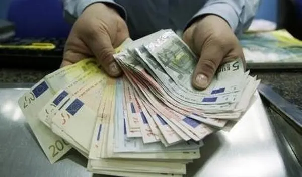 O șefă din Olt a cerut 4.400 euro de la angajați pentru a nu-i concedia